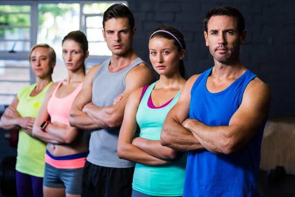 Manliga och kvinnliga idrottare som står i gym — Stockfoto