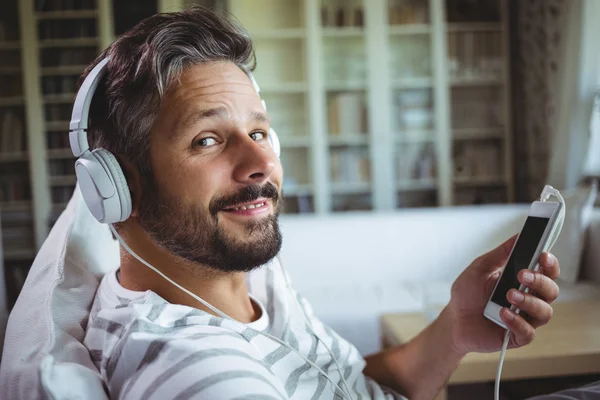 Mann hört Musik über Kopfhörer — Stockfoto