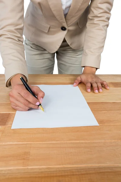 Businesswoman filling mortgage contract form — Φωτογραφία Αρχείου