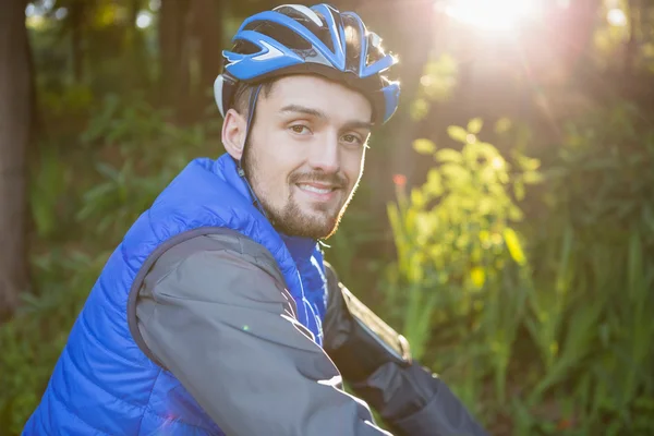Masculino ciclista de montanha na floresta — Fotografia de Stock
