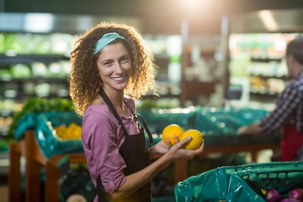 Meyve organik bölümünde holding personel — Stok fotoğraf