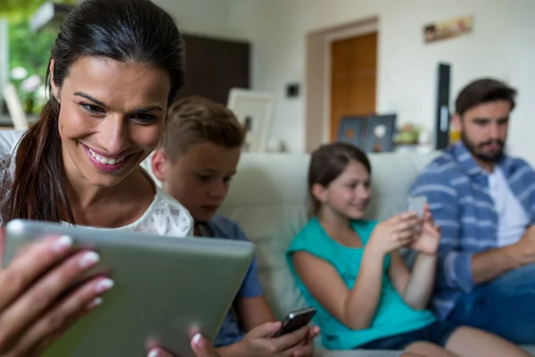 Familia usando portátil y teléfono móvil —  Fotos de Stock