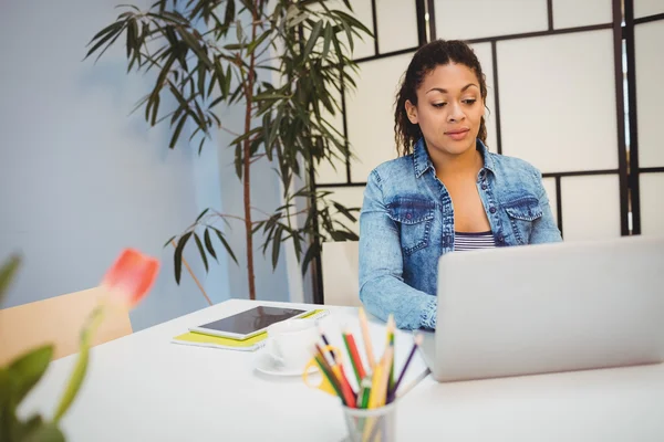 Führungskraft mit Laptop im Kreativbüro — Stockfoto