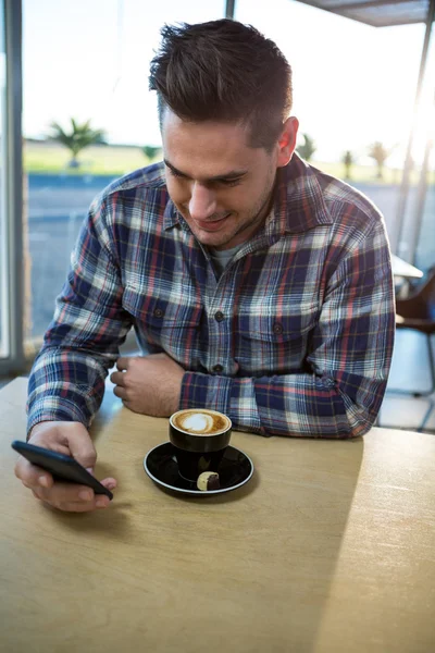 Az ember a kávézóban telefon használata — Stock Fotó