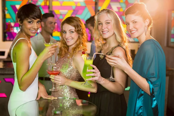 Přátel mít sklenice koktejl v baru — Stock fotografie