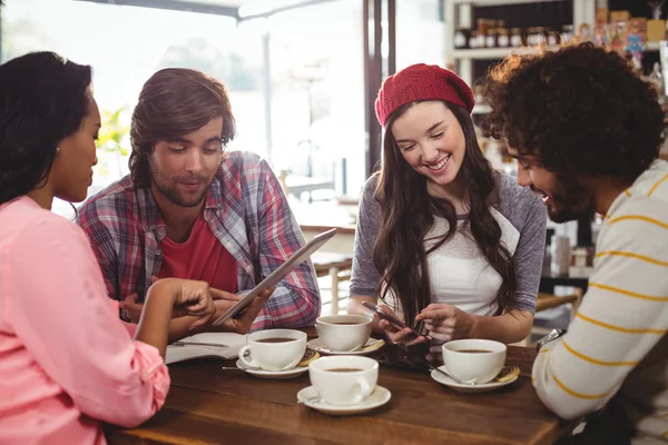 Amis utilisant téléphone et tablette numérique — Photo