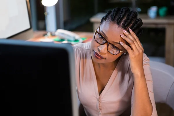 Businesswoman working on computer at her desk — Stock Photo, Image