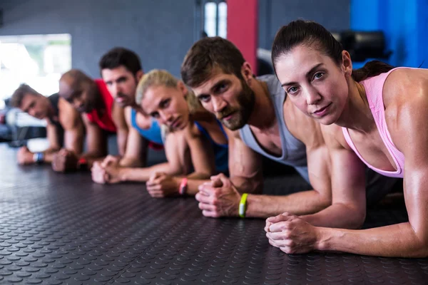 Porträt ernsthafter Freunde im Fitnessstudio — Stockfoto