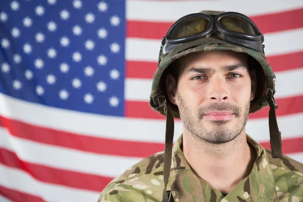 Magabiztos katona elleni amerikai zászló — Stock Fotó