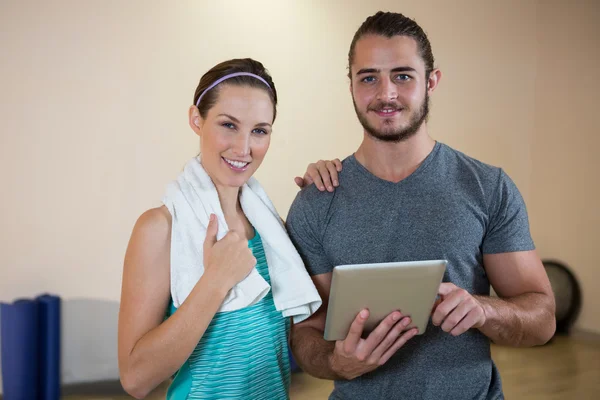 Fitnesstrainerin und Frau mit digitalem Tablet — Stockfoto