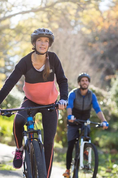 Biker couple cycling in countryside — Stock Photo, Image