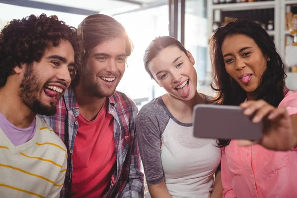 Groep vrienden nemen selfie — Stockfoto