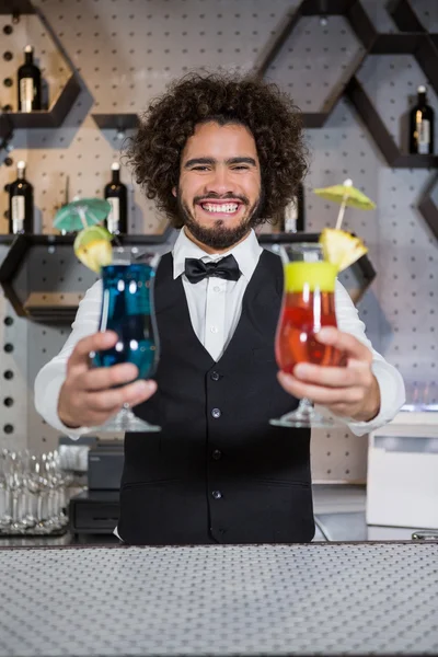 Barman tenant deux verres de cocktail — Photo