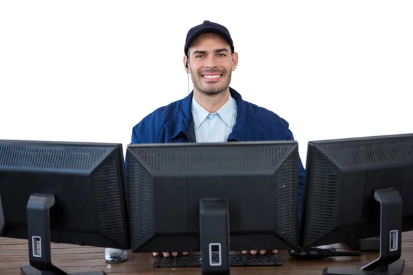 Bilgisayar kullanarak mutlu güvenlik görevlisi — Stok fotoğraf