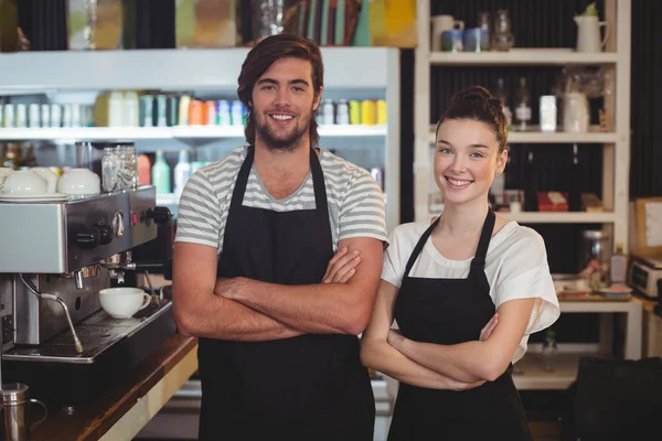 Serveur et serveuse debout avec les bras croisés — Photo