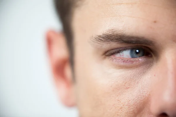 Człowiek nosi soczewki kontaktowe — Zdjęcie stockowe