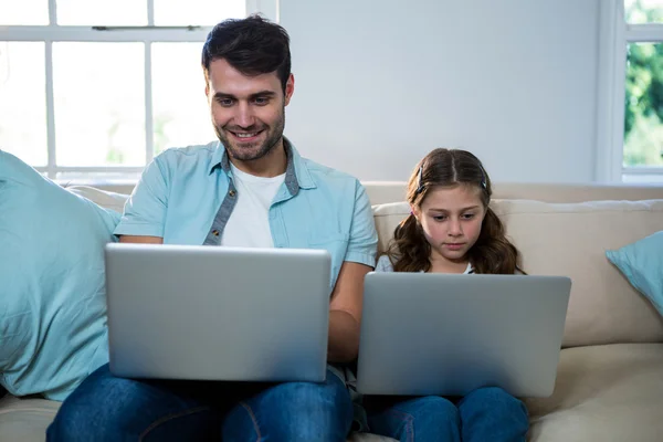 Baba ve kızı dizüstü bilgisayar kullanıyor. — Stok fotoğraf