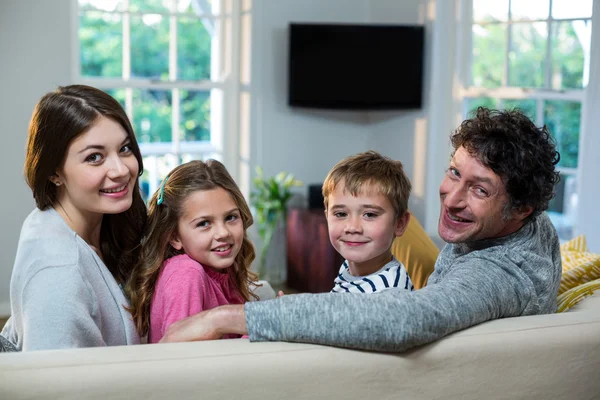 Familia sentada en sofá —  Fotos de Stock