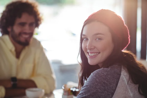 Frau beim Kaffeetrinken — Stockfoto