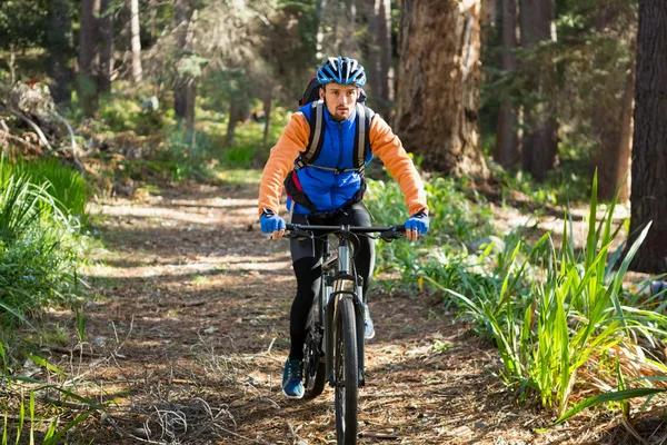 Férfi mountain biker lovaglás kerékpár — Stock Fotó