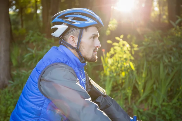 Motociclista maschile nella foresta — Foto Stock