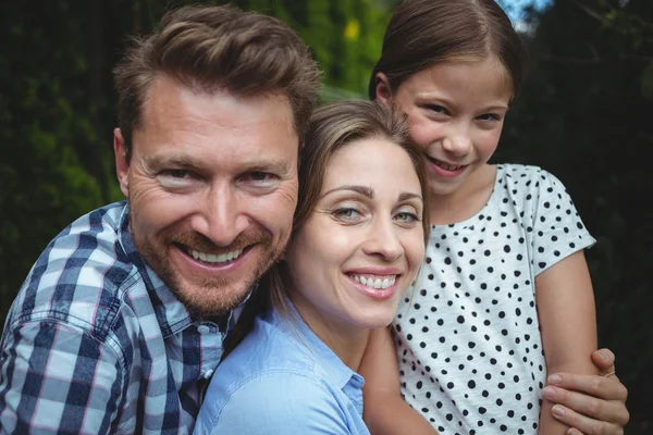 Lycklig familj leende i park — Stockfoto