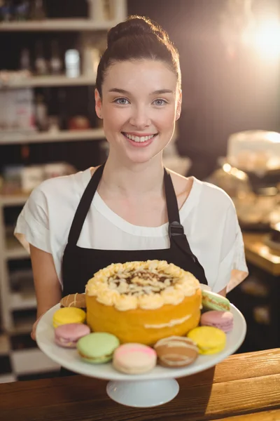Serveerster bedrijf taart op dienblad — Stockfoto