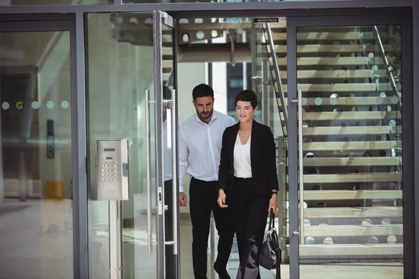 Businesspeople leaving office — Stock Photo, Image