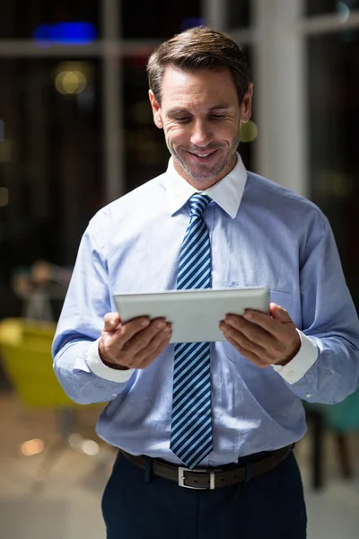 Empresário usando tablet digital — Fotografia de Stock