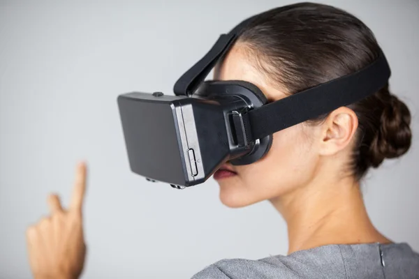 Mulher usando fone de ouvido realidade virtual — Fotografia de Stock