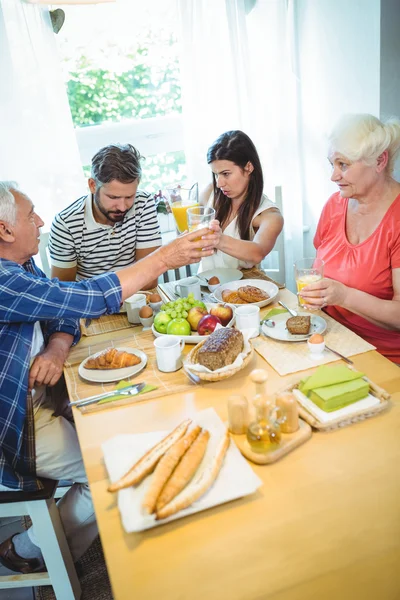 Couple having breakfast with their parents — Φωτογραφία Αρχείου