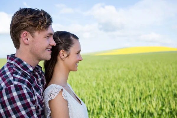 Pareja romántica de pie en el campo —  Fotos de Stock