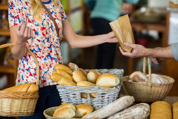 Donna acquisto di pane — Foto Stock