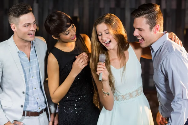 Vrienden samen liedjes zingen — Stockfoto