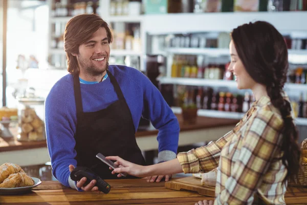 De betalende bill vrouw via smartphone — Stockfoto