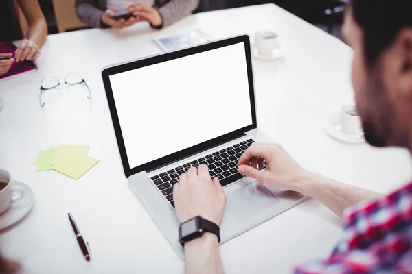 Eksekutif menggunakan laptop di ruang rapat — Stok Foto