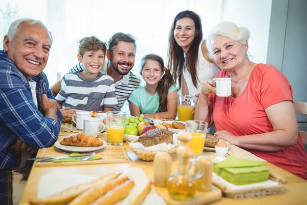 Kahvaltı masasında oturan çok nesil aile — Stok fotoğraf