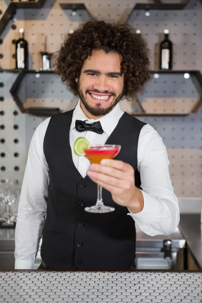 Bartender holding glass of cocktail — Stock Photo, Image