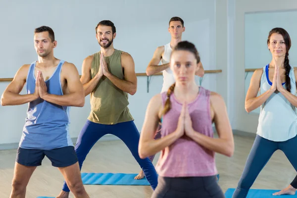 Grupp av människor som utför yoga — Stockfoto