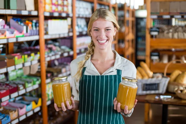 Staf memegang toples madu di supermarket — Stok Foto