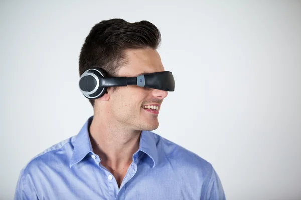 Man met virtuele video bril — Stockfoto