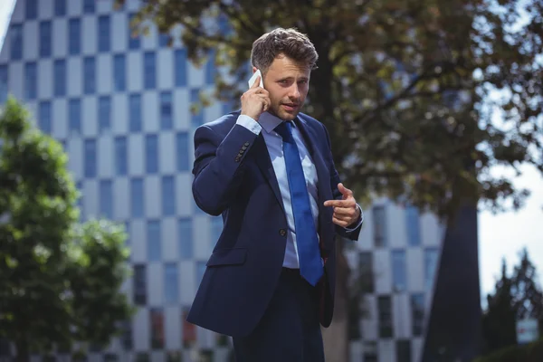 Hombre de negocios guapo hablando por teléfono — Foto de Stock