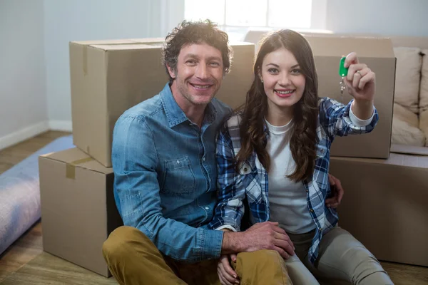 Casal segurando a chave da nova casa — Fotografia de Stock