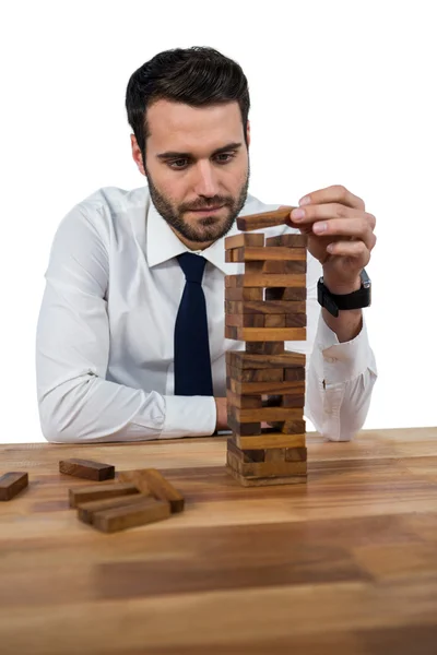 Geschäftsmann spielt mit Bausteinen — Stockfoto