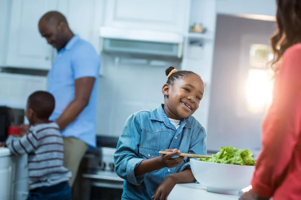 Meisje glimlachend tijdens het bereiden van voedsel — Stockfoto