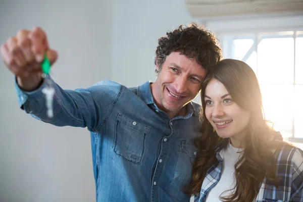 Koppel de knop ingedrukt voor nieuw huis — Stockfoto