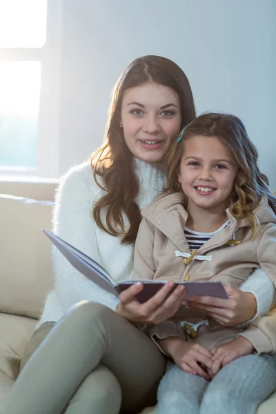 Madre e figlia che leggono un libro — Foto Stock