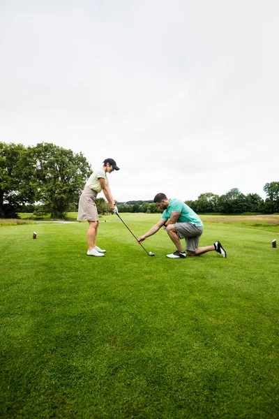 Mannelijke instructeur vrouw helpen bij het leren van de golf — Stockfoto