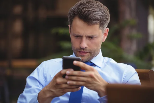 Homem de negócios usando telefone celular — Fotografia de Stock