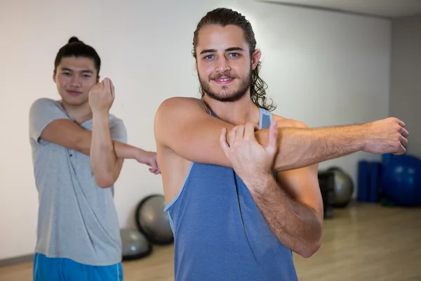 Dva muži dělají aerobní cvičení — Stock fotografie